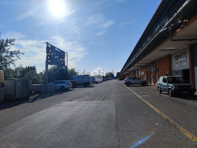Capannone in affitto di 1390 m² in Via Campo dei Fiori