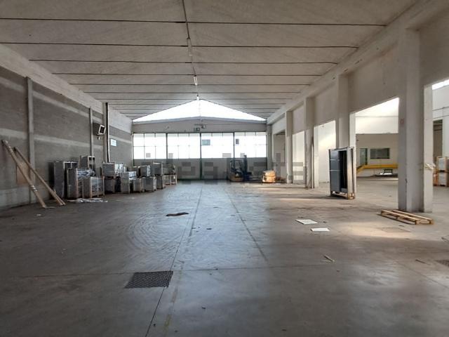 Capannone in affitto di 1400 m²