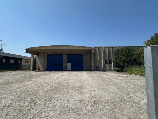 Capannone in affitto di 1400 m²