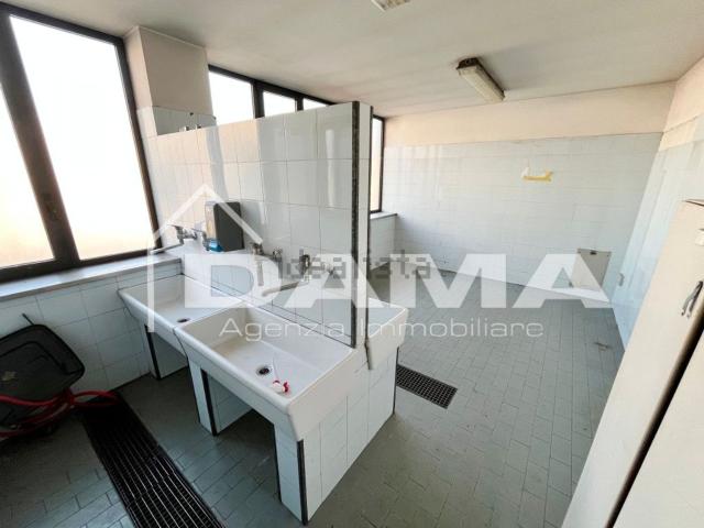 Capannone in affitto di 1400 m²