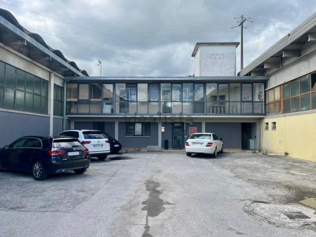 Capannone in affitto di 1400 m² in Via Marze
