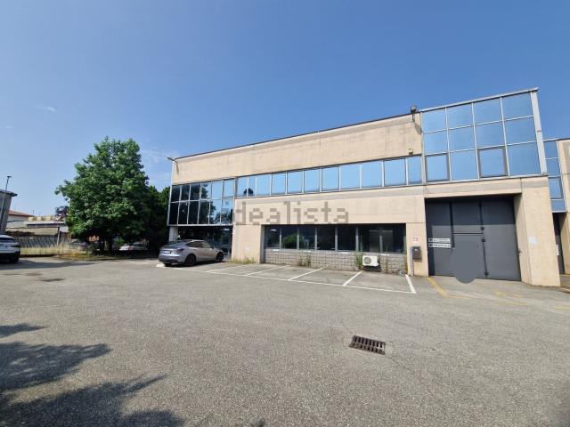 Capannone in affitto di 1400 m² in Via Ciro Menotti