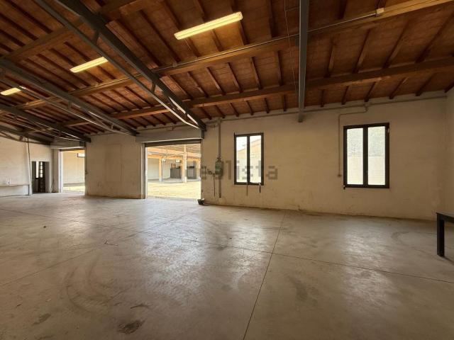 Capannone in affitto di 1400 m² in Via dello Scalo
