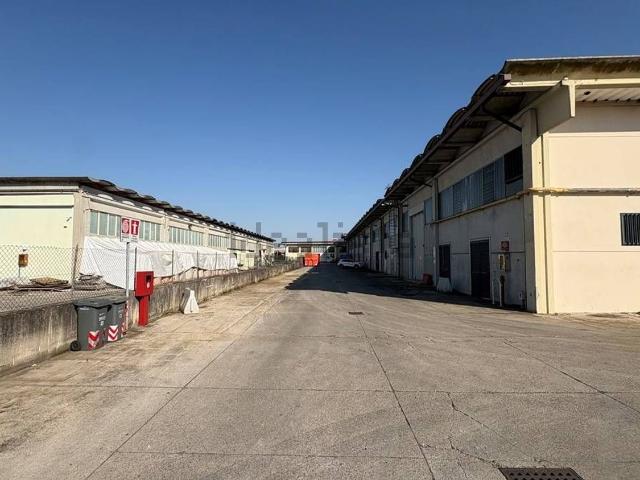 Capannone in affitto di 1400 m² in Via Enrico Mattei