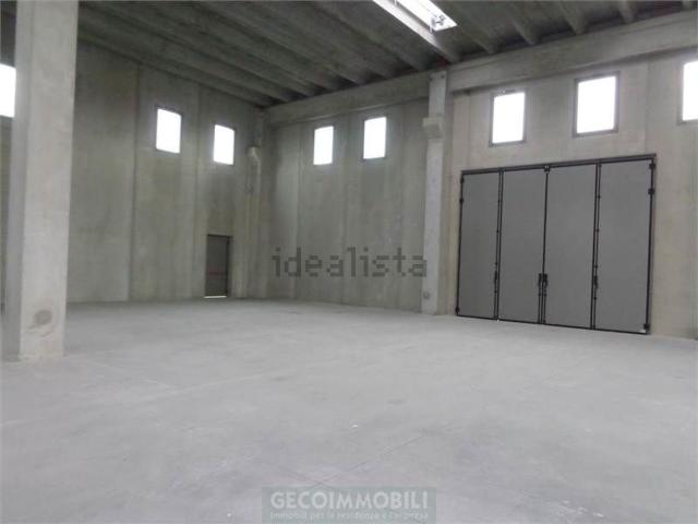 Capannone in affitto di 1400 m² in Via Feltrina