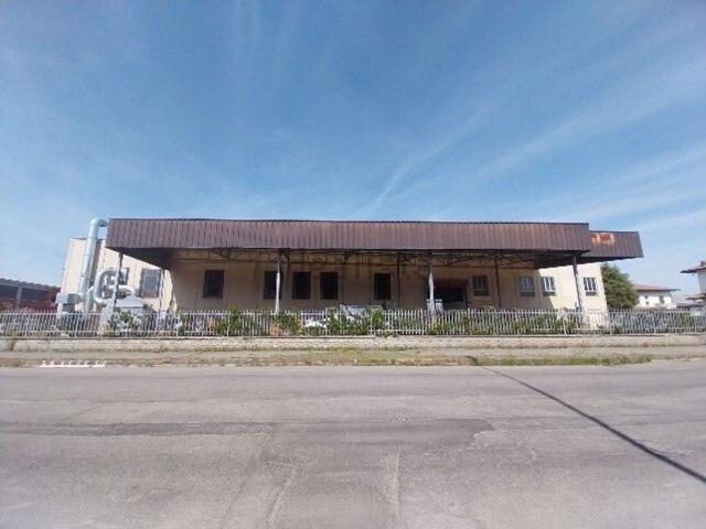 Capannone in affitto di 1400 m² in Via Giuseppe Verdi