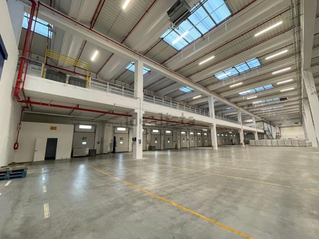Capannone in affitto di 14144 m² in Via Lino Lovo, 10