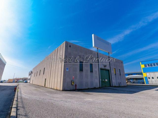 Capannone in affitto di 1420 m² in Via delle Groane, 13