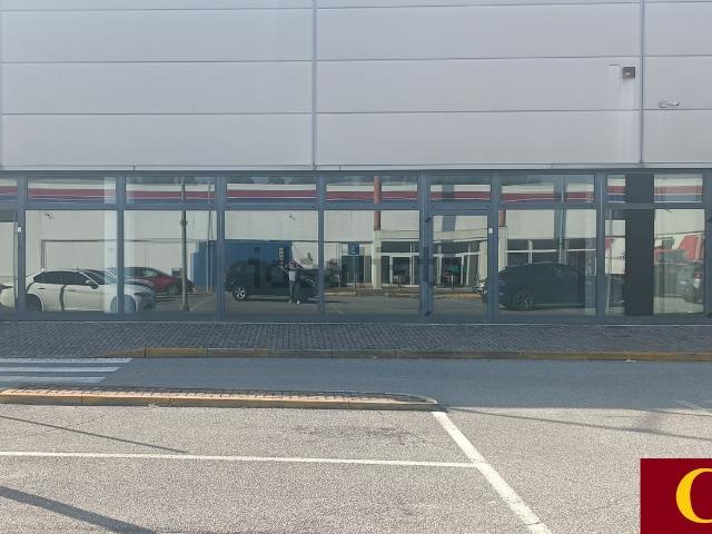 Capannone in affitto di 1430 m²
