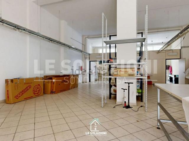 Capannone in affitto di 145 m² in Via Bixio, 67