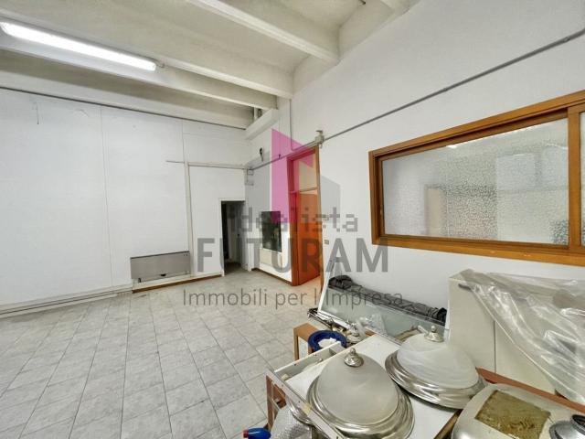 Capannone in affitto di 145 m² in Via del Lavoro, 3