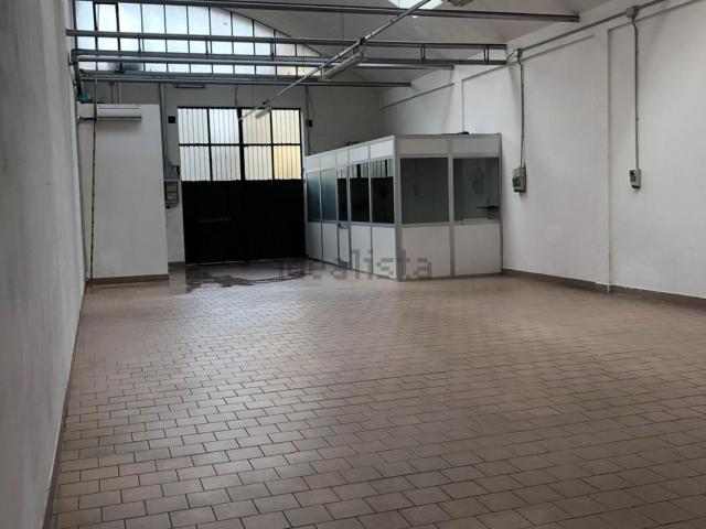 Capannone in affitto di 145 m² in Via dell&apos Alberaccio, 31