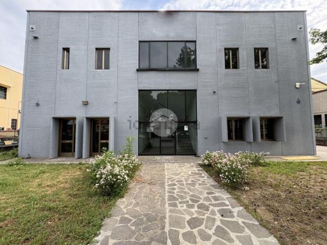 Capannone in affitto di 1470 m²