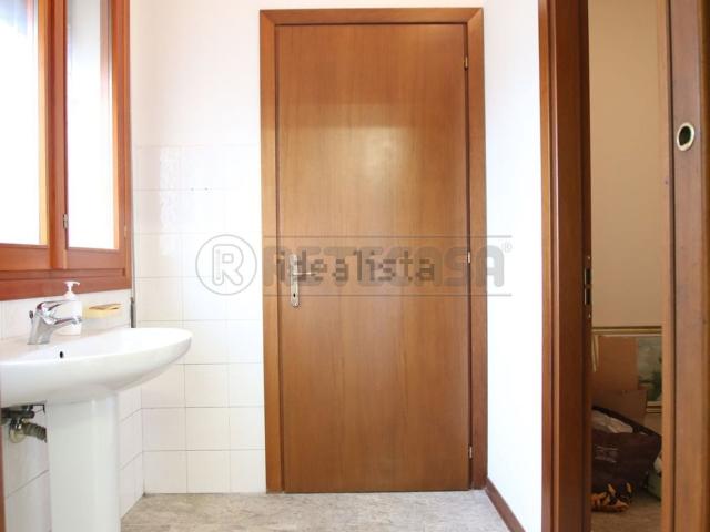 Capannone in affitto di 147 m² in Via Chiesa