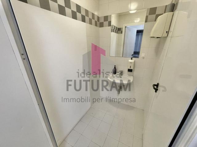 Capannone in affitto di 148 m² in Via Negrin