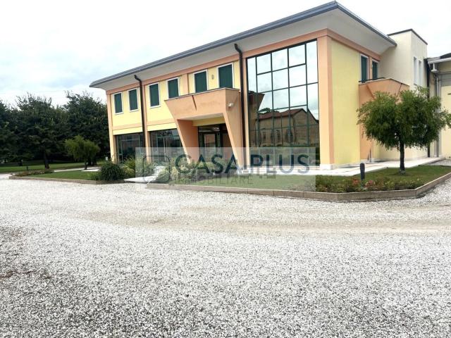 Capannone in affitto di 1500 m²