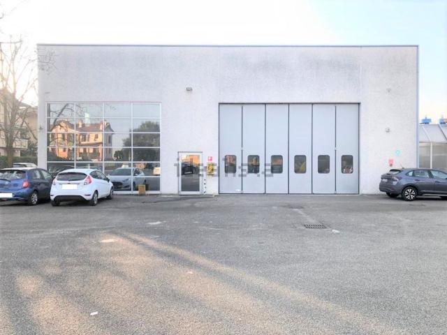 Capannone in affitto di 1500 m²
