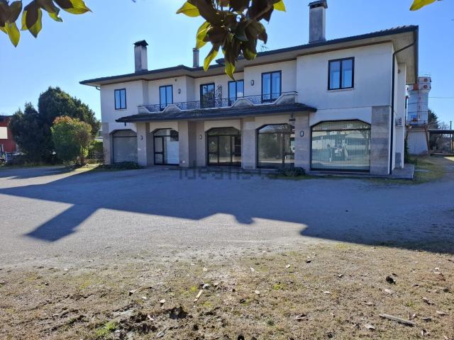Capannone in affitto di 1500 m² in Via Alessandro Manzoni