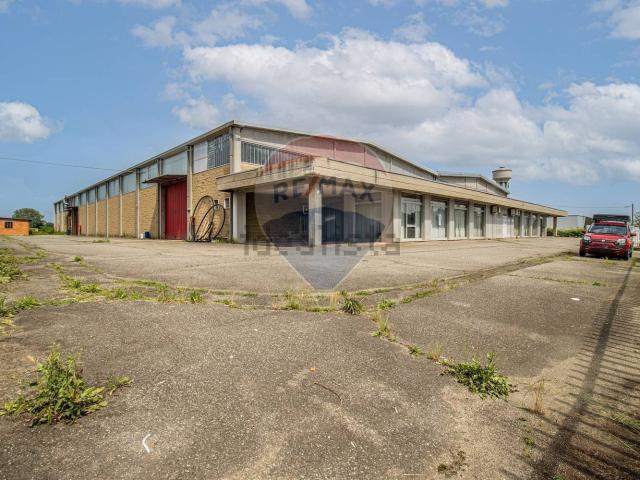 Capannone in affitto di 1500 m² in Via Camillo Cavour, 123