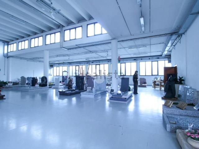 Capannone in affitto di 1500 m² in Via Como, 13