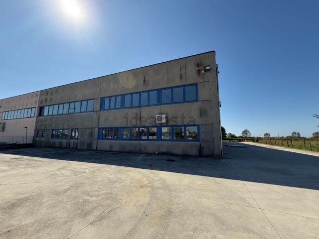 Capannone in affitto di 1500 m² in Via E. Bugatti, 39