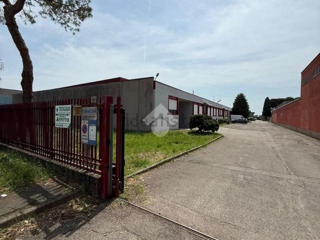 Capannone in affitto di 1500 m² in Via G. Puccini, 10