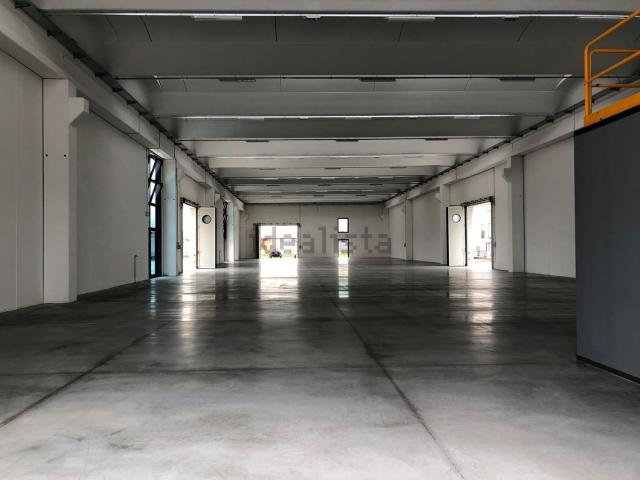 Capannone in affitto di 1500 m² in Via Giuseppe Mazzini, 18