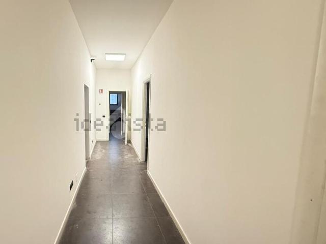 Capannone in affitto di 1500 m² in Via Raffaello, 1