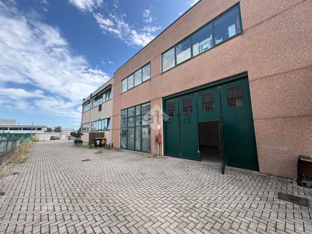 Capannone in affitto di 150 m² in Via San Crispino, 1