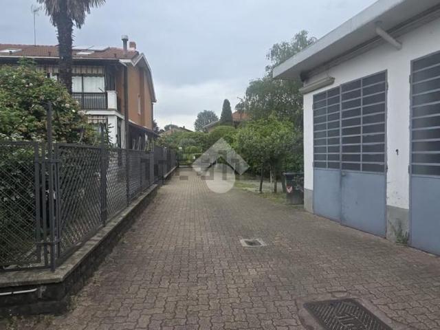 Capannone in affitto di 150 m² in Strada dei Biasoni, 39