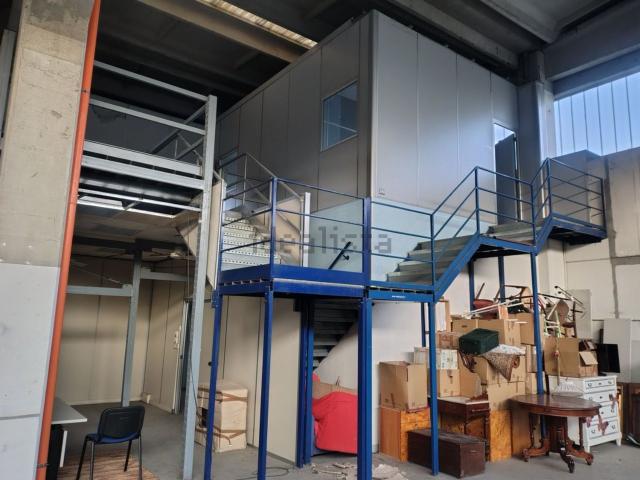 Capannone in affitto di 1550 m² in Via Guido Rossa