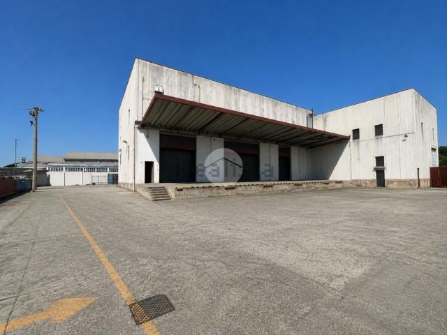 Capannone in affitto di 1550 m² in Via Padre Cherubino Elzi