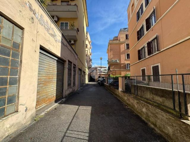 Capannone in affitto di 155 m² in Via Durazzo, 24