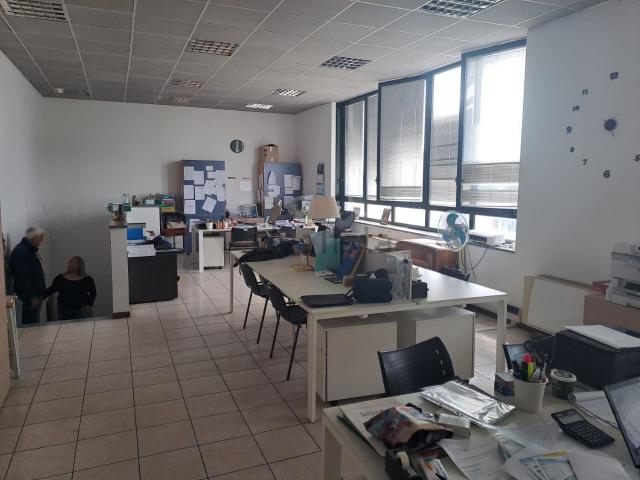 Capannone in affitto di 1580 m² in Via Alberto da Giussano