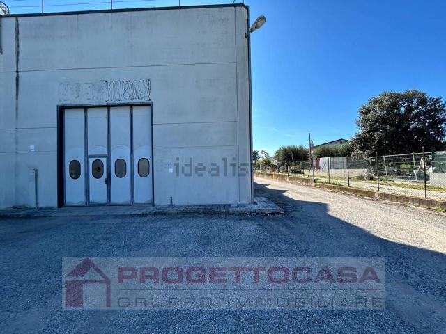 Capannone in affitto di 1600 m²