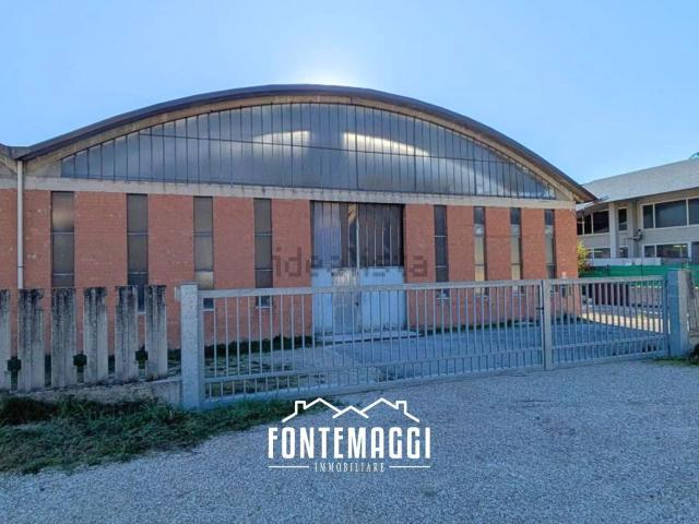Capannone in affitto di 1600 m²