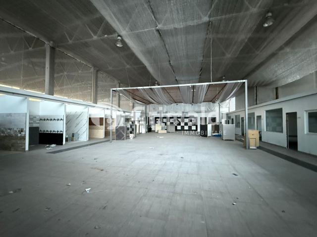 Capannone in affitto di 1600 m² in Via delle Industrie