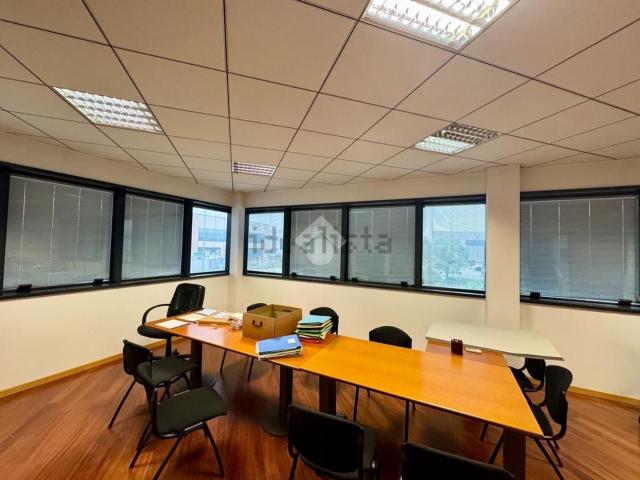 Capannone in affitto di 1600 m² in Via Enrico Mattei, 22