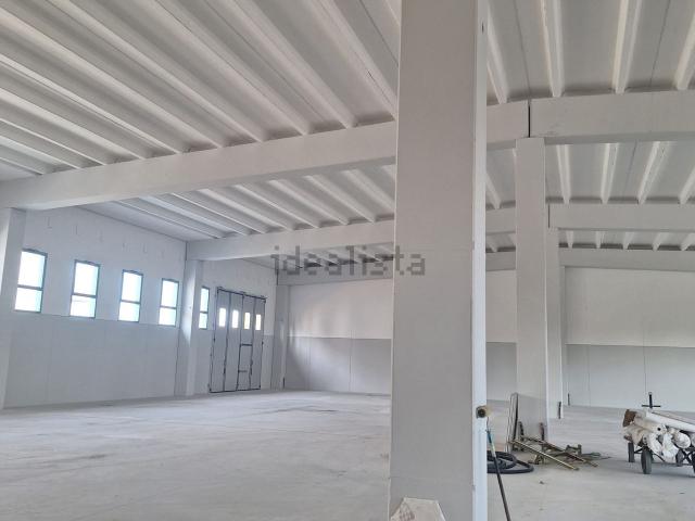 Capannone in affitto di 1600 m² in Via Venere