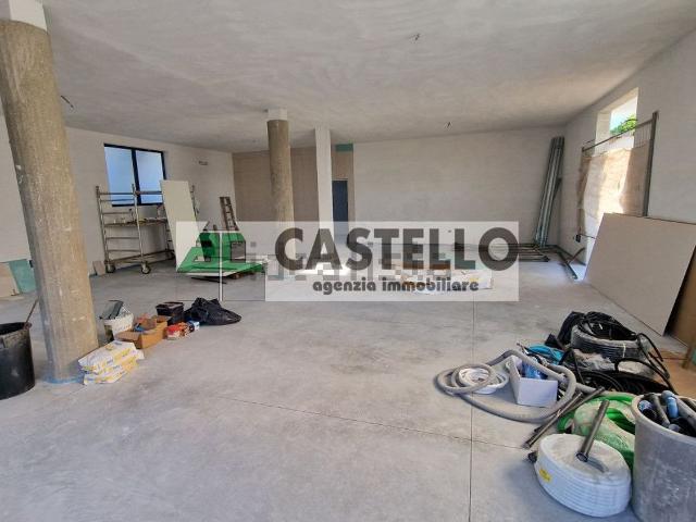 Capannone in affitto di 160 m² in Via Zuina, 1
