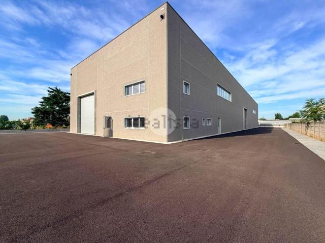 Capannone in affitto di 1650 m² in Via Monte Pasubio, 89