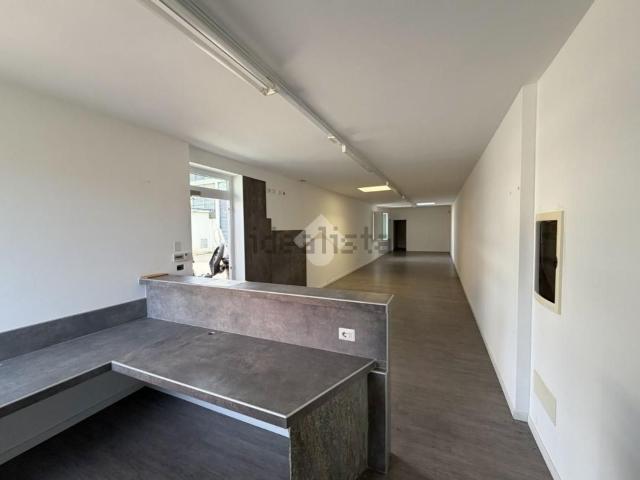 Capannone in affitto di 1650 m² in Via della Pergola