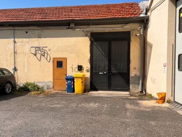 Capannone in affitto di 165 m² in Via Bruceto