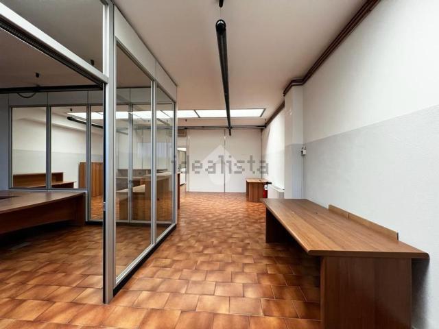 Capannone in affitto di 165 m² in Via Giuseppe Giusti, 12