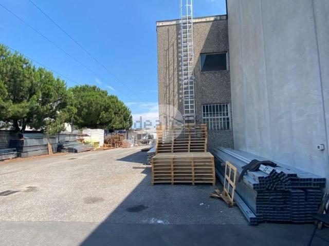 Capannone in affitto di 1660 m² in Via Vaccarezza