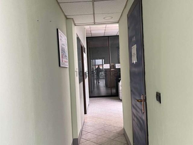 Capannone in affitto di 1700 m²