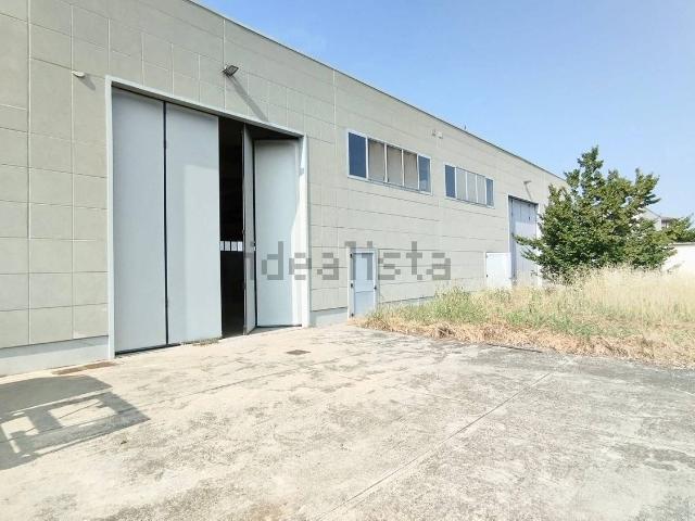 Capannone in affitto di 1700 m² in Strada Romana Nord
