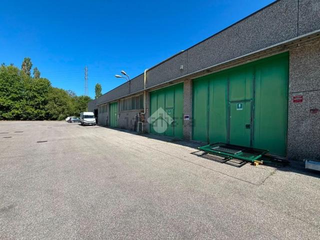 Capannone in affitto di 1700 m² in Via Fornacetta, 110