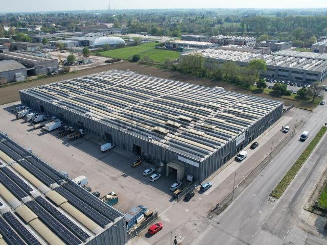 Capannone in affitto di 1700 m² in Via Francesco Luigi Ferrari, 5