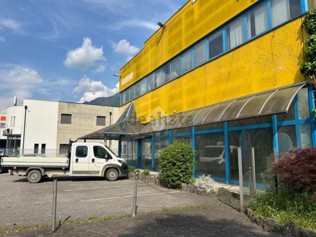 Capannone in affitto di 1700 m² in Via XXV Aprile, 11